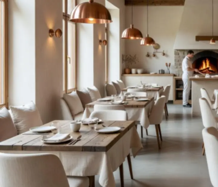 Elegáns, rusztikusan modern bistro enteriőr fa­parázs kemencével és meleg fényekkel